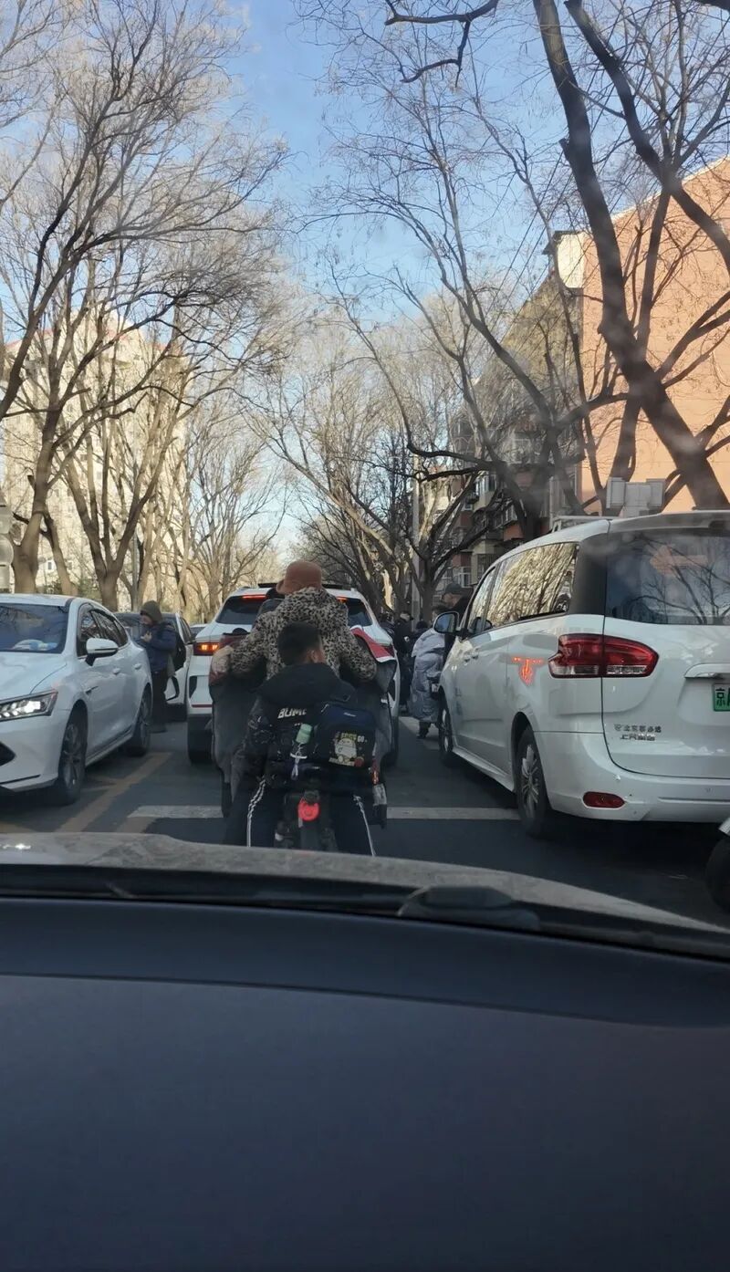 舍近求远，被迫绕行多处拥堵点！北京这条路能否改回双行道？