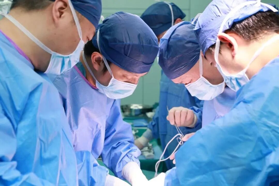 国际首例！肝衰竭患者命悬一线，医生用“外挂”猪肝临时代替肝脏，66小时后起死回生