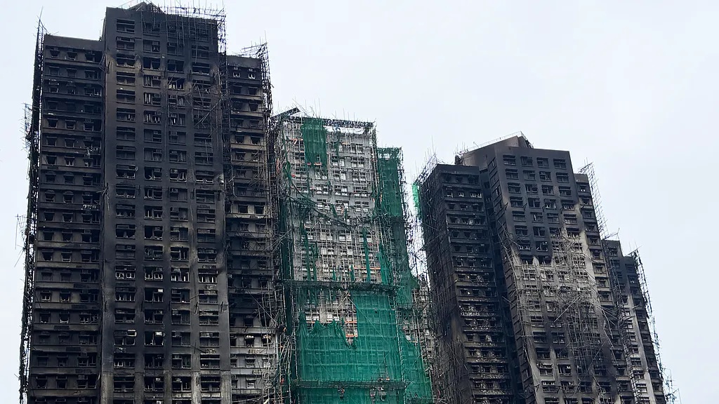 香港大埔宏福苑火灾致168人遇难，首场听证会举行：初步判断起火点发现烟头，最可能为烟头引发，暂无直接证据，起火前监控有拍到工人抽烟