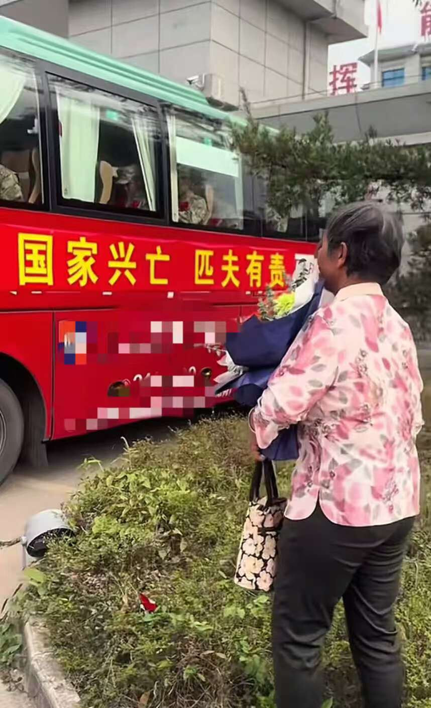 广西一老人手捧鲜花送孙辈入伍，牵挂背影让网友破防，家属评论区致谢拍摄者：看哭了！