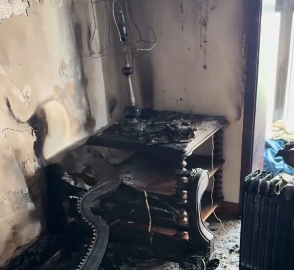 凌晨起夜随意一瞥，男子看到家中吓人一幕……