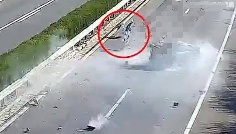 接连发生，后排乘客未系安全带被甩车外！重要提醒：全员全程规范系好安全带