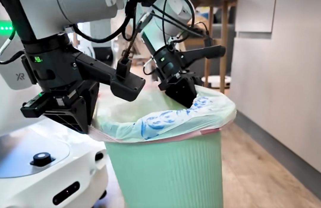 机器人保洁员在深圳上岗！会叠衣服会收拾，还能帮忙“铲屎”！