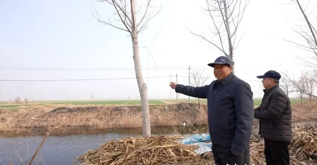 76岁老人狂奔200多米跳河勇救两人，被救女孩一家上门跪谢