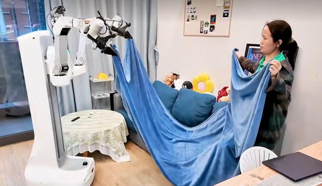 机器人保洁员在深圳上岗！会叠衣服会收拾，还能帮忙“铲屎”！