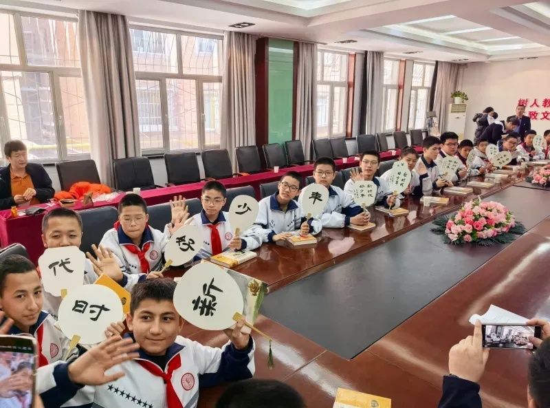 刷屏全网的“推车少年”们，找到了！