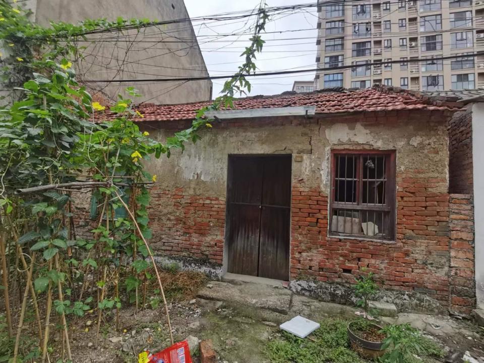 湖北姐姐找回32年前从自己手上被拐的弟弟，翻修旧宅迎弟弟回家，邻居：她盼到头了！