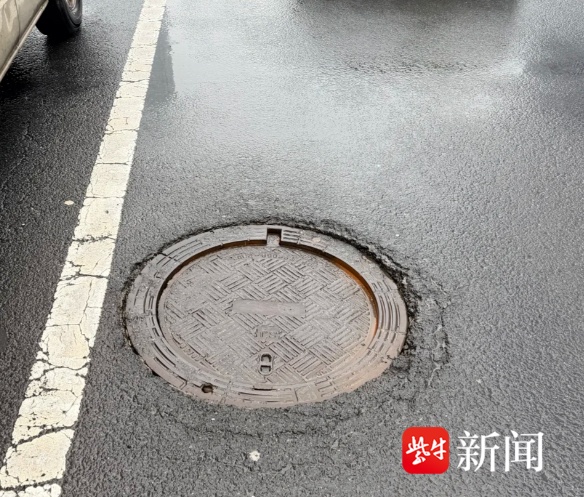 被“坑”了！南京江东中路一窨井盖致路过车辆轮胎受损