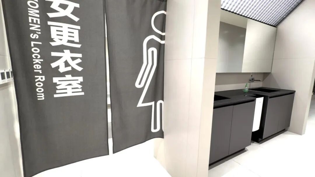 女子称健身房洗完澡被男维修工看光，健身房：事发时有保洁阿姨陪同，没碰见