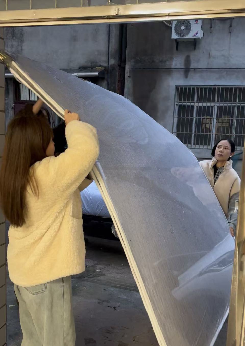 湖北姐姐找回32年前从自己手上被拐的弟弟，翻修旧宅迎弟弟回家，邻居：她盼到头了！