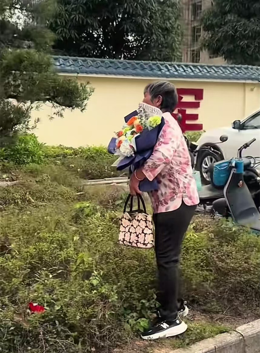 广西一老人手捧鲜花送孙辈入伍，牵挂背影让网友破防，家属评论区致谢拍摄者：看哭了！