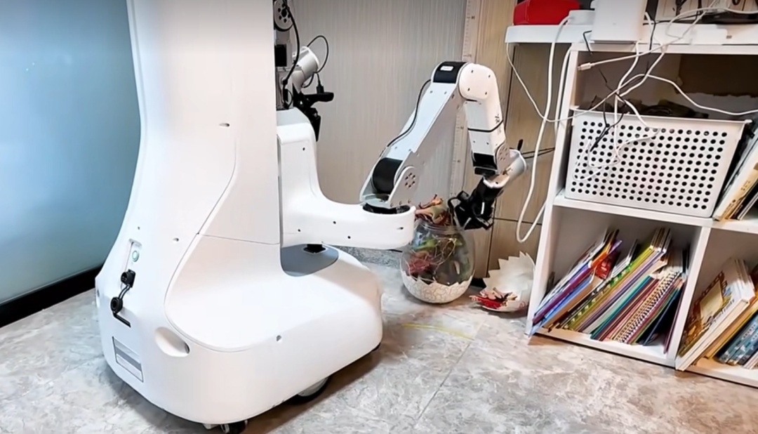 机器人保洁员在深圳上岗！会叠衣服会收拾，还能帮忙“铲屎”！