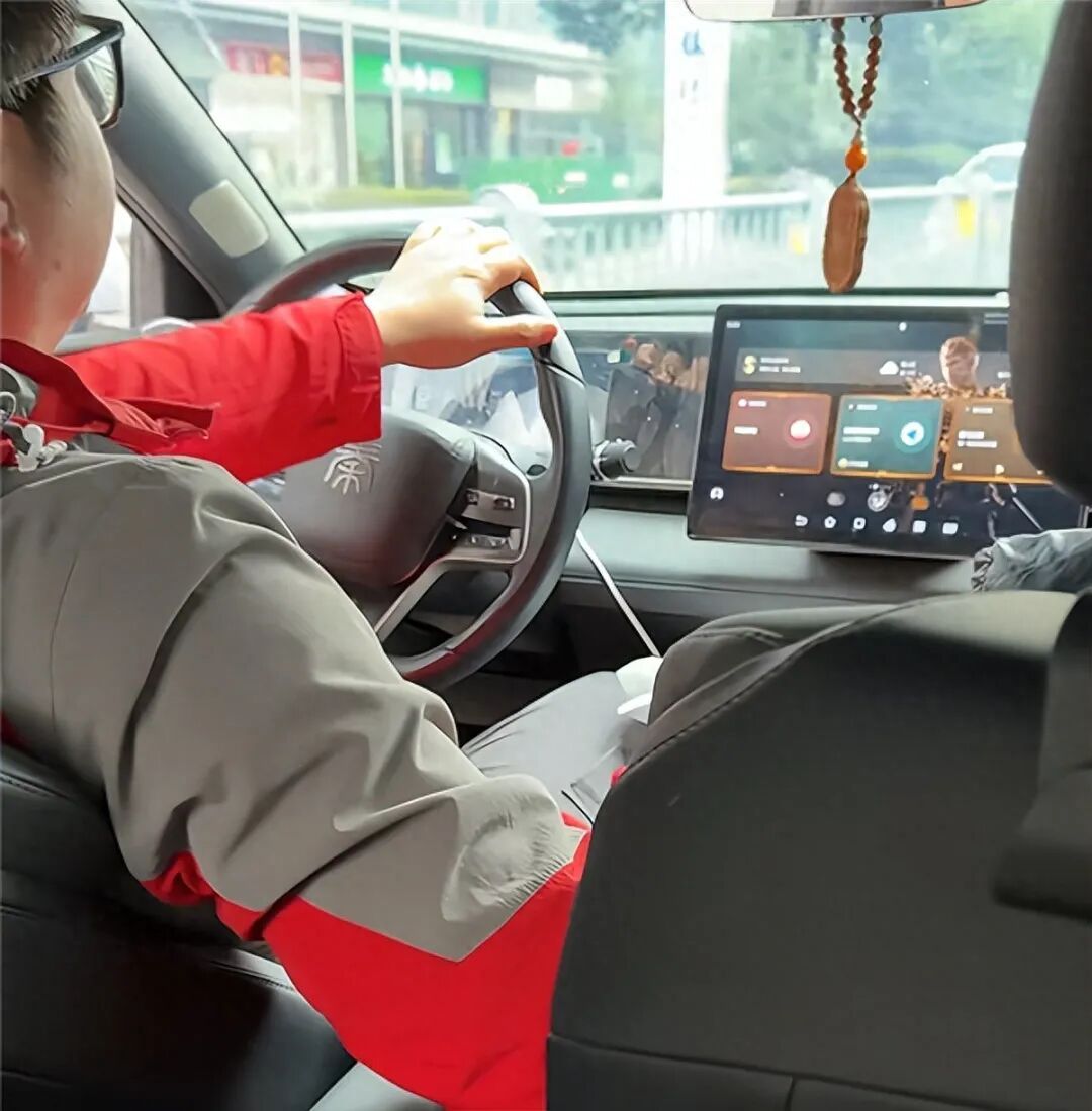 男子一年在4S店免费吃饭超260次还自带饭盒打包，甚至将电动车带去充电