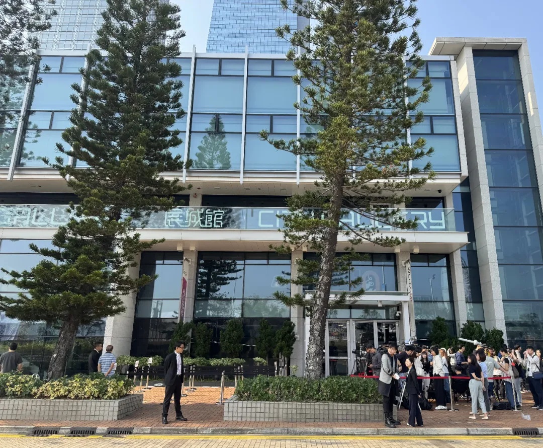 香港大埔宏福苑火灾致168人遇难，首场听证会举行：初步判断起火点发现烟头，最可能为烟头引发，暂无直接证据，起火前监控有拍到工人抽烟