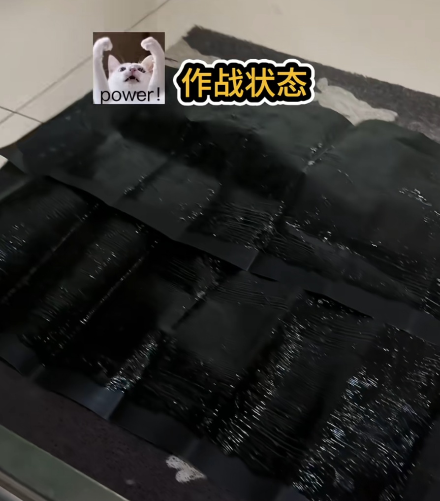 邻居恶意踩踏门口鞋子，女子放粘鼠板反击！网友吵翻天