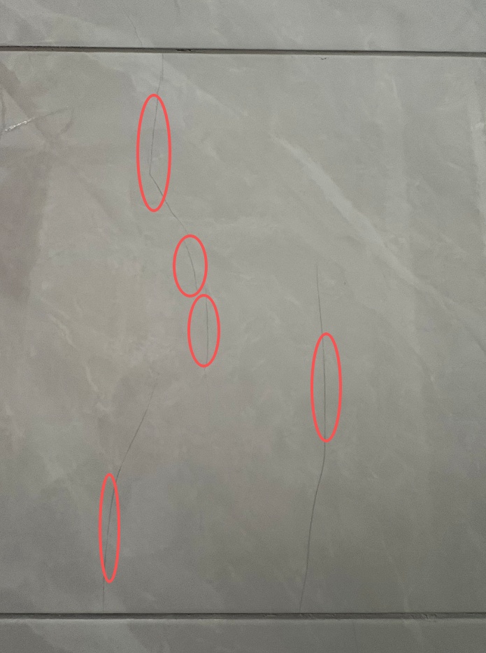 海口一房主：新装修未入住，卫生间厨房瓷砖现多处裂纹，产品检验报告上的品牌、厂家都对不上