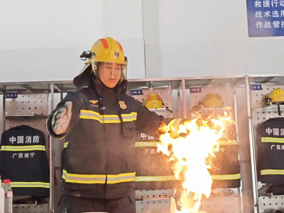 网友玩“喷火蛋糕”被烧伤！南宁消防实验告诉你：这火为啥躲不开
