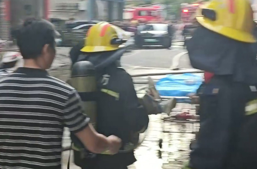 永州江华一民房起火3人被困，消防员救出成功扑灭火情后体力不支倒地，家属含泪道谢