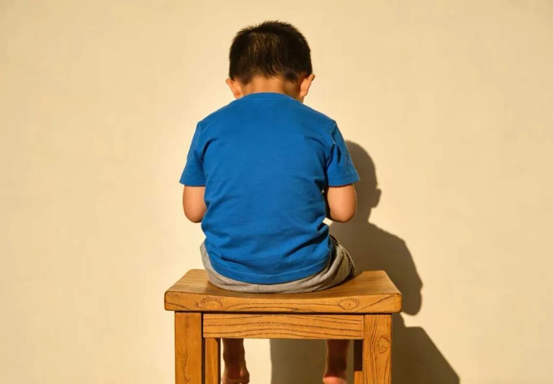 久坐腰疼？原来叉开腿坐才是脊柱最舒服的姿势