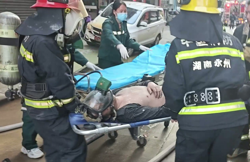 永州江华一民房起火3人被困，消防员救出成功扑灭火情后体力不支倒地，家属含泪道谢