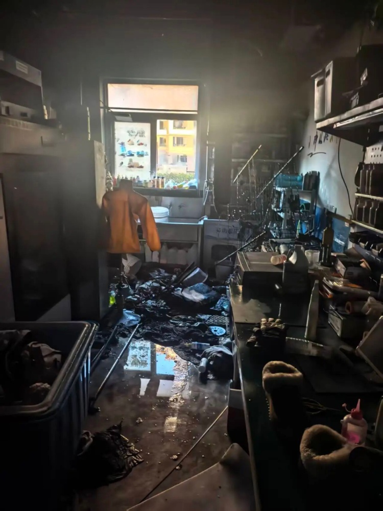 半夜客厅突发火情！家里的插线板不能这样用