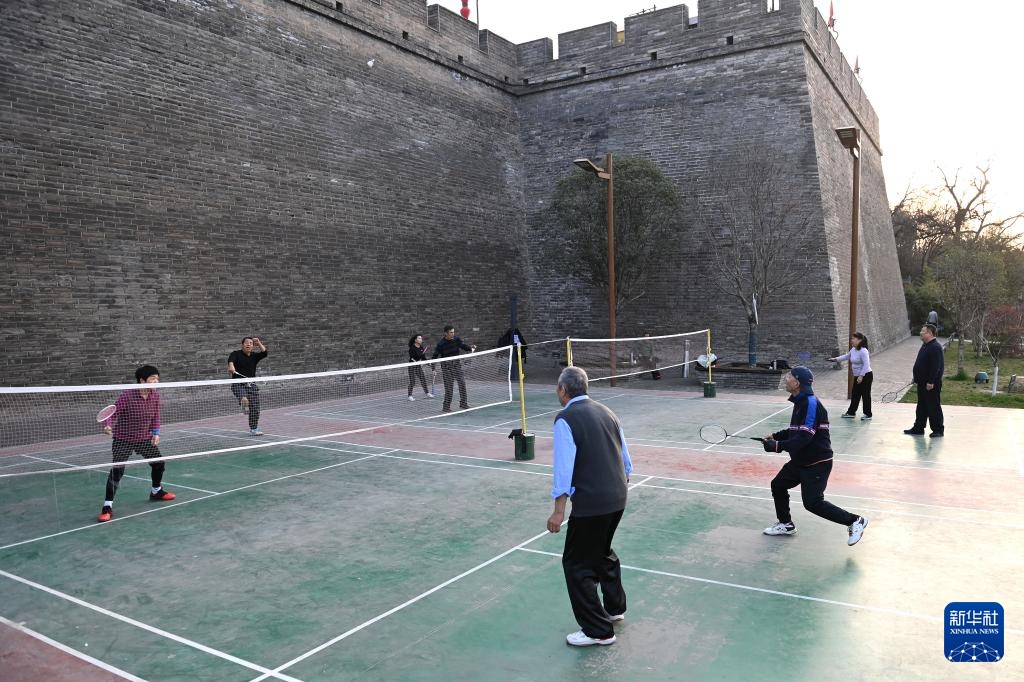 西安古城墙下涌动体育春潮 西安古城墙下涌动体育春潮