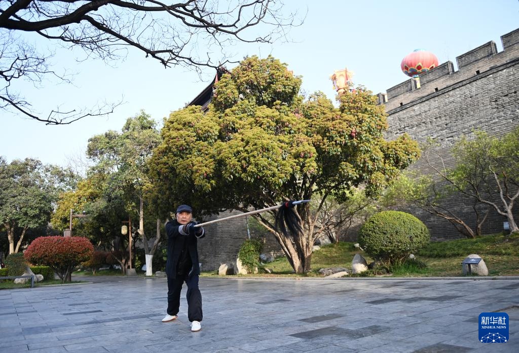 西安古城墙下涌动体育春潮 西安古城墙下涌动体育春潮