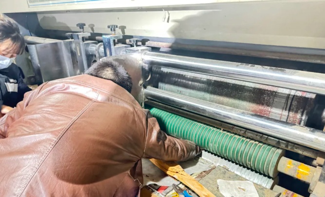 缝纫机“钉”死女子食指，常用机械小心这些致伤风险