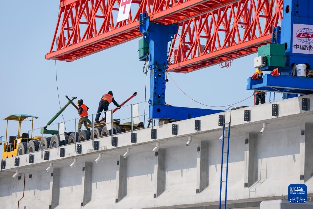 中欧班列“东通道”口岸段最长桥复工架梁