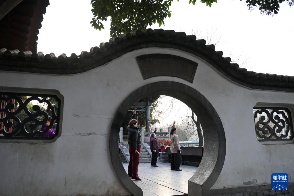 西安古城墙下涌动体育春潮 西安古城墙下涌动体育春潮