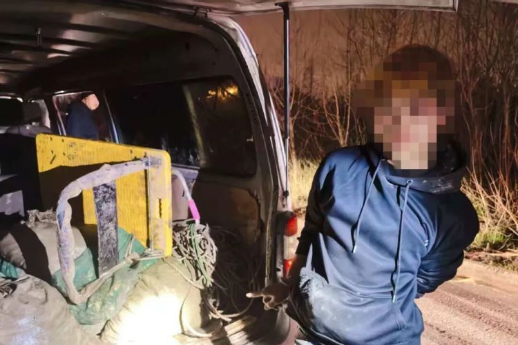 夜深人静去滩涂干这事，以为能瞒天过海？