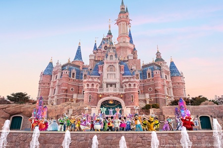 上海迪士尼10周年庆典开启，沉浸式体验奇妙欢庆！现场→