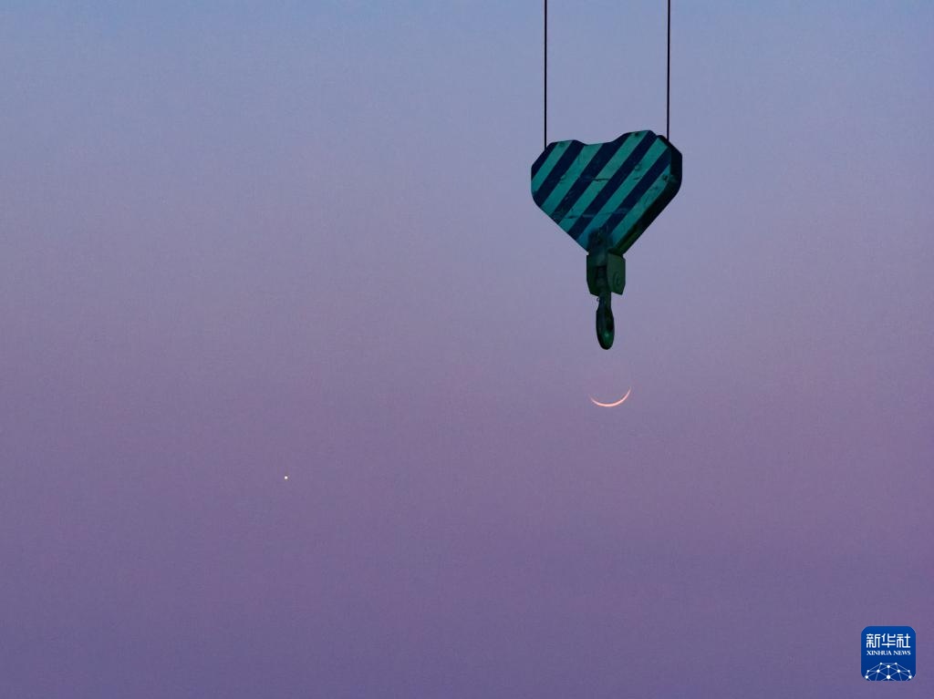 “长庚伴月”春分现天宇 “长庚伴月”春分现天宇