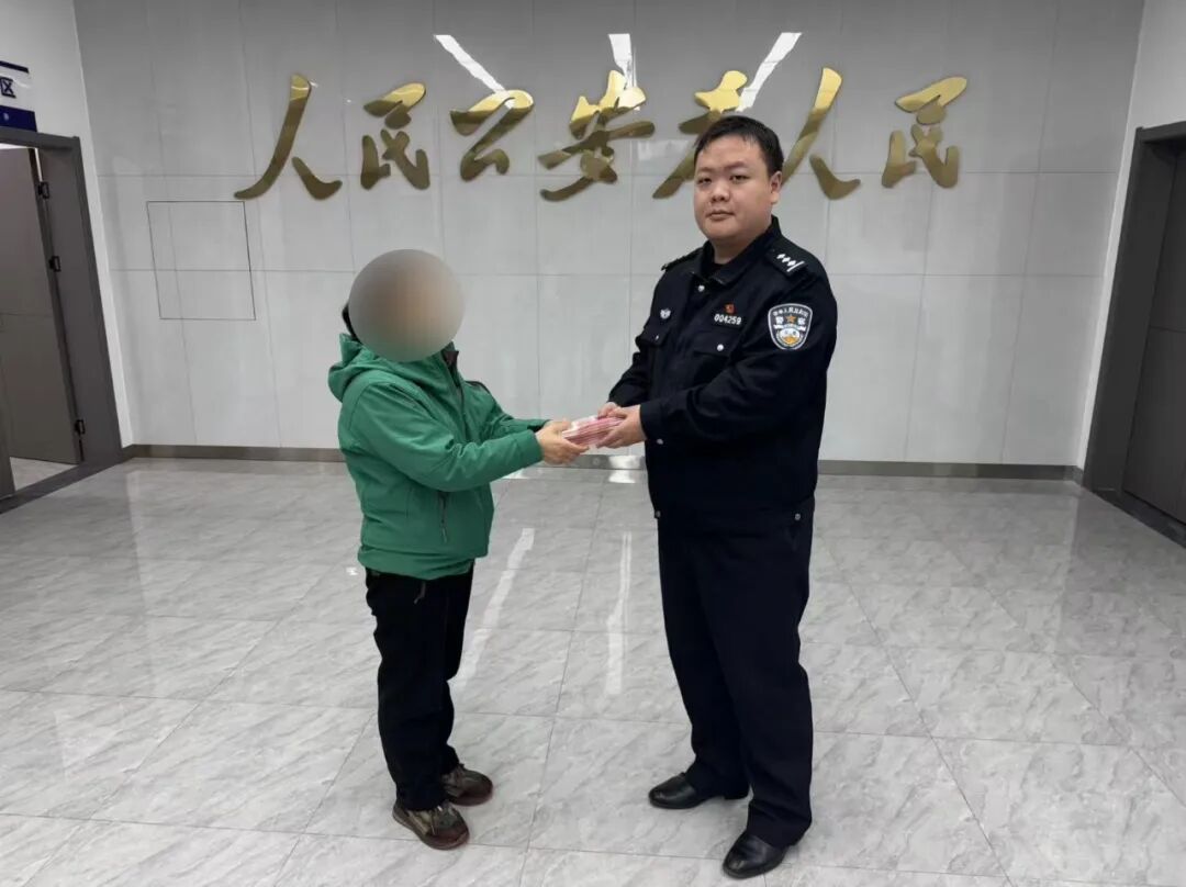 点赞!到手的7万不赚,他一个举动帮陌生人“截”回12万 点赞!到手的7万不赚,他一个举动帮陌生人“截”回12万