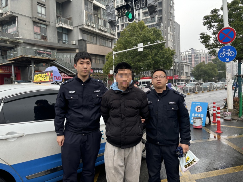 行驶途中司机接到警方来电：车上乘客是嫌疑人