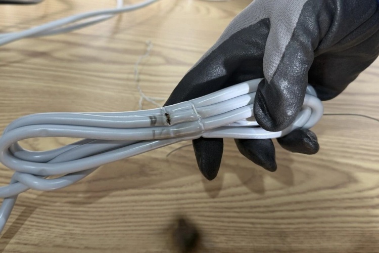 用捆扎带捆住插线板和电器的电线，太危险！