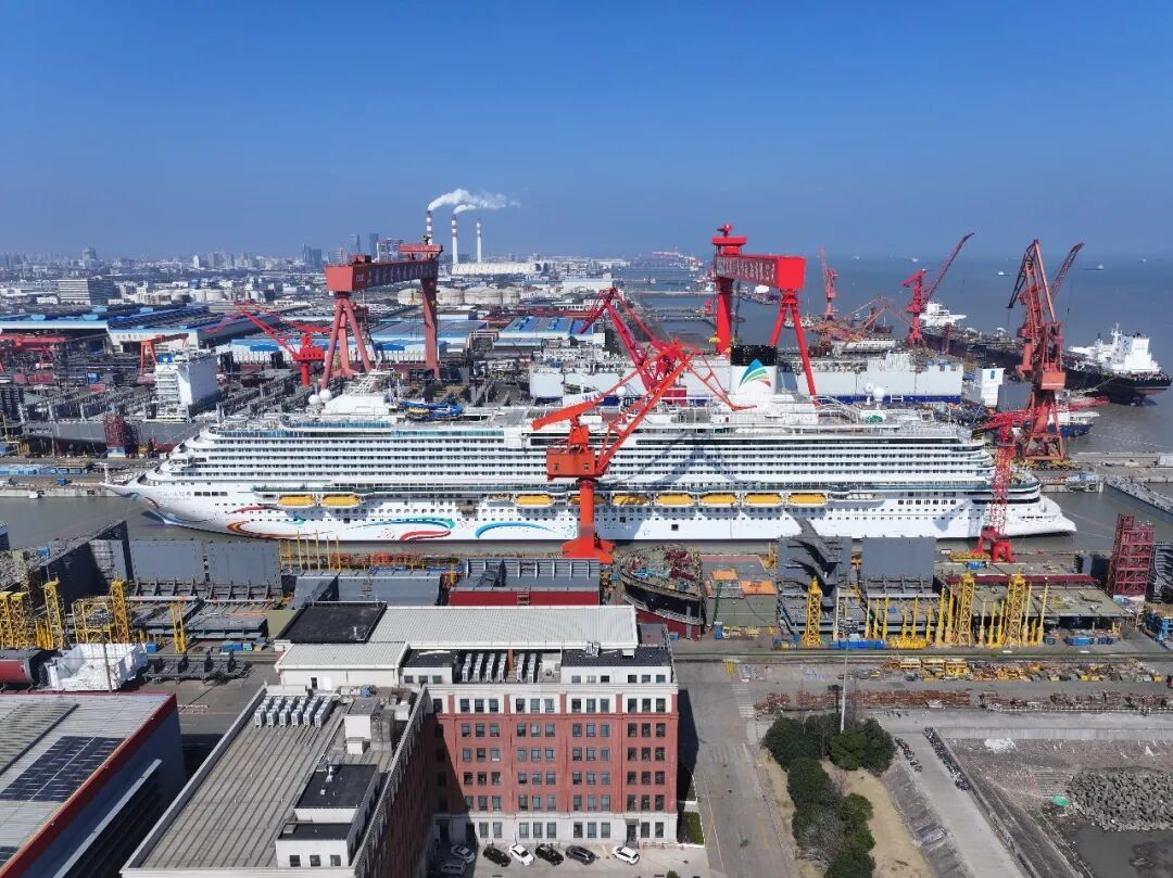 多图来袭!第二艘国产大邮轮爱达花城号正式出坞! 多图来袭!第二艘国产大邮轮爱达花城号正式出坞!