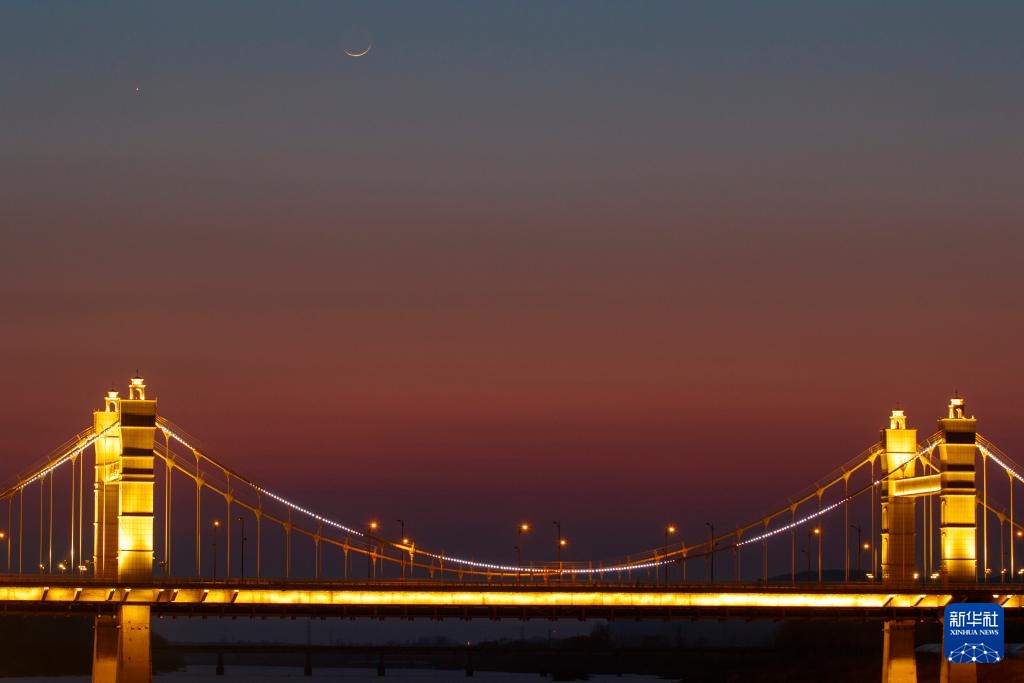 “长庚伴月”春分现天宇 “长庚伴月”春分现天宇