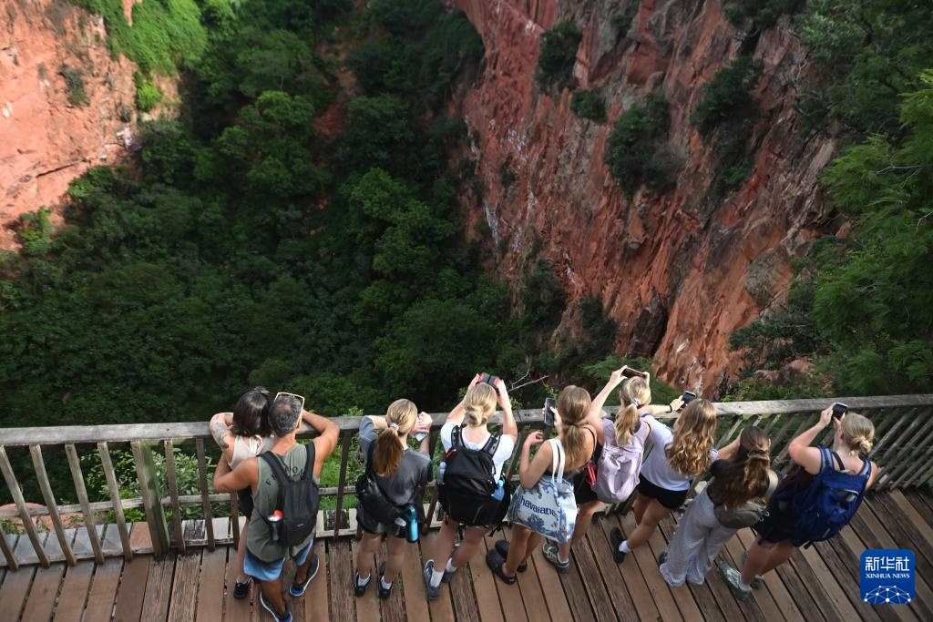 走近巴西南部的“金刚鹦鹉洞”