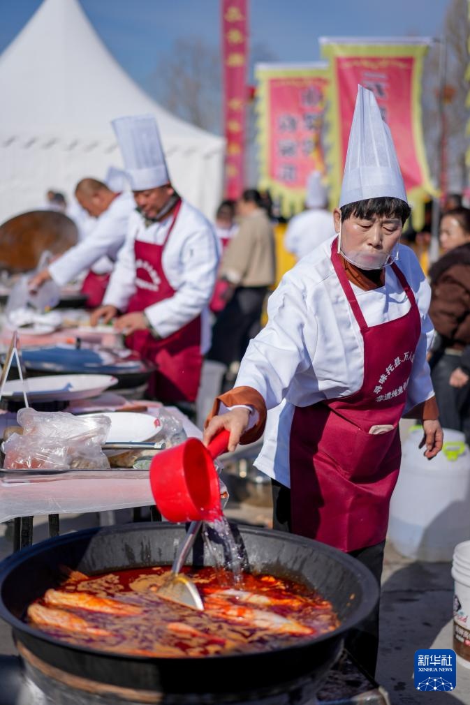 内蒙古托克托县：黄河开河品鱼鲜