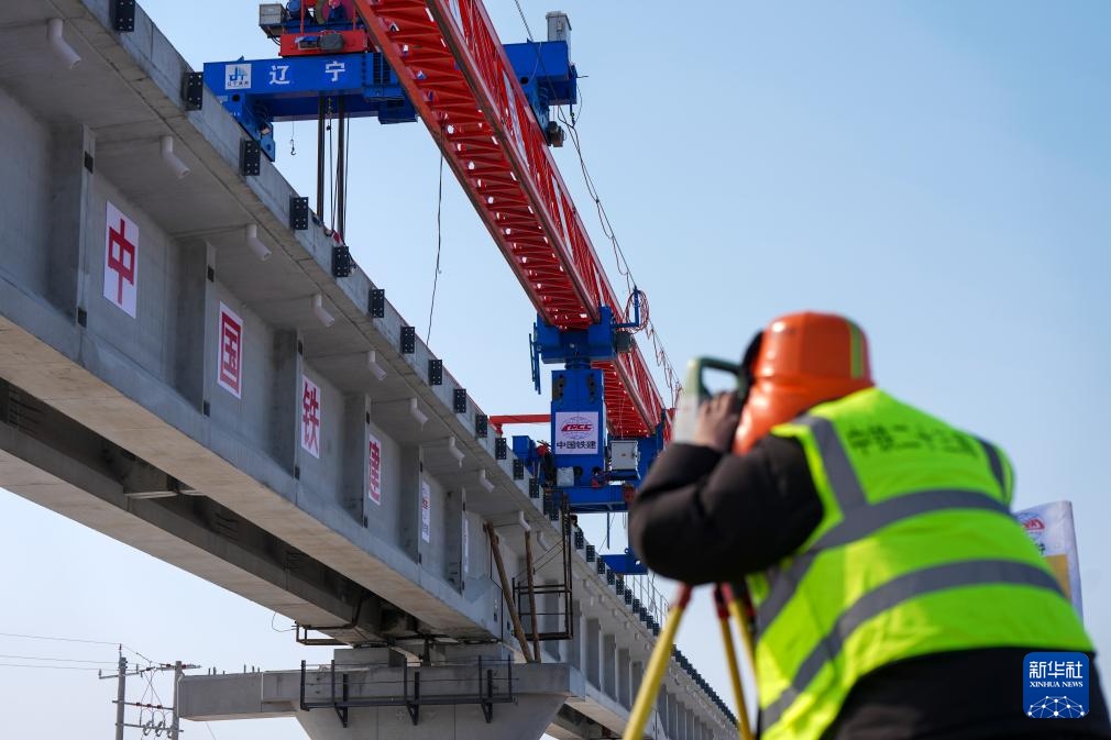 中欧班列“东通道”口岸段最长桥复工架梁