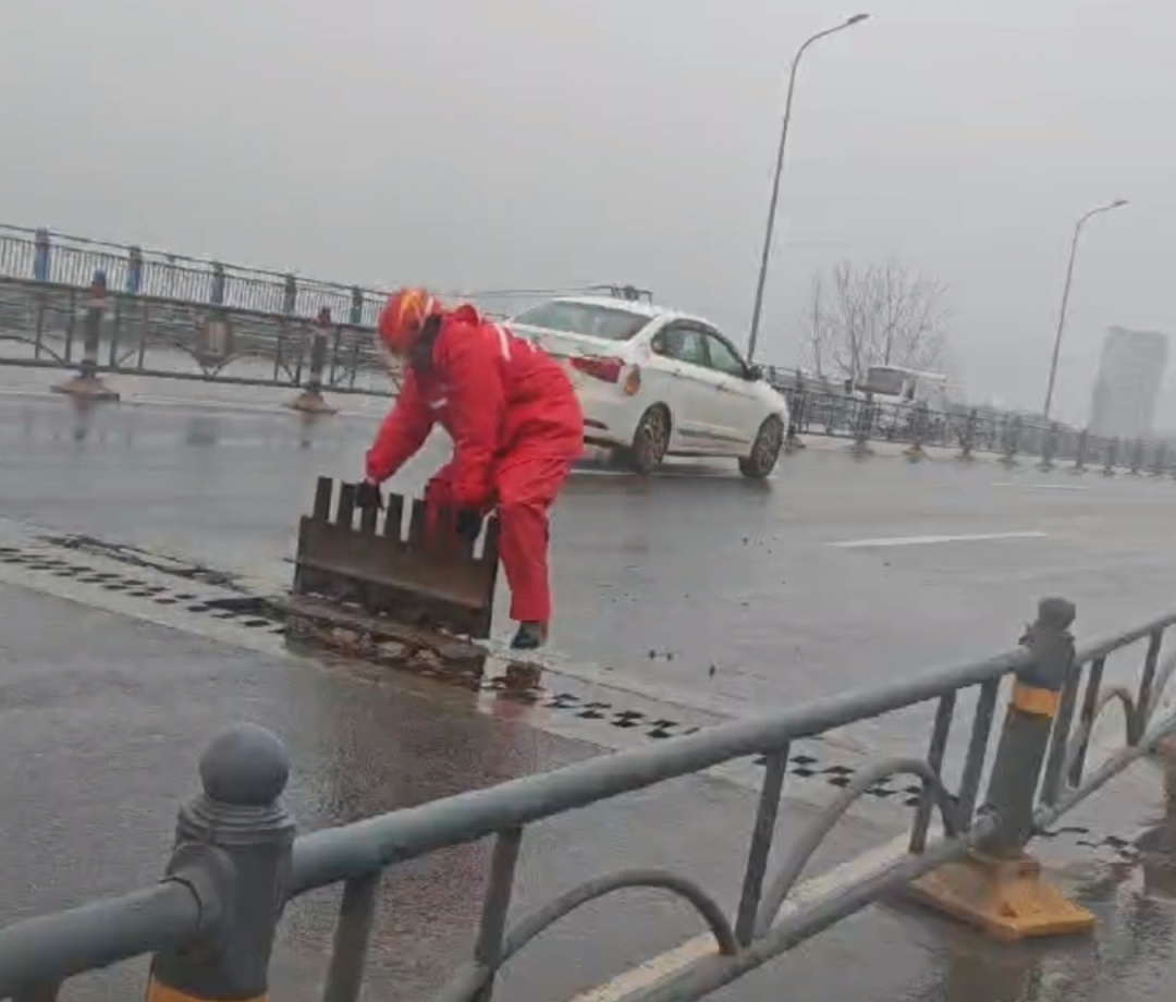 桥上突发！大雨中，男子徒手按下几十公斤重钢板