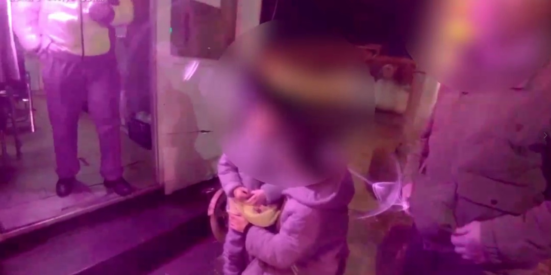 当“社牛”萌娃遇上执勤交警...... 当“社牛”萌娃遇上执勤交警......