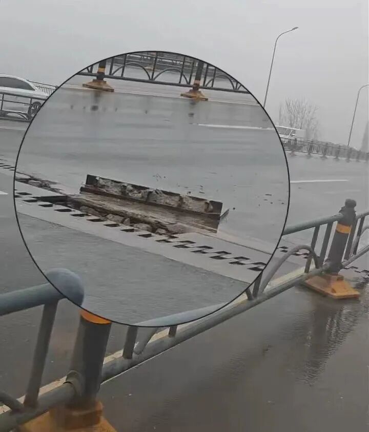 危险，一触即发！大雨中，男子徒手按下几十公斤重钢板