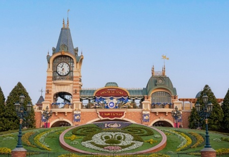 上海迪士尼10周年庆典开启，沉浸式体验奇妙欢庆！现场→