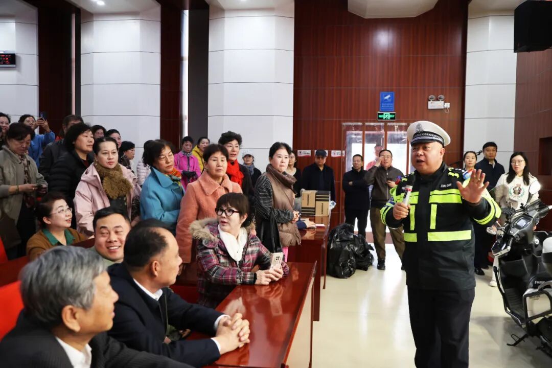 “本来我要处罚你”，这位民警再次刷屏！