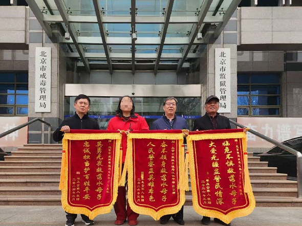 三名退休民警三九天勇救落水母子 被救者称“获得第二次生命”