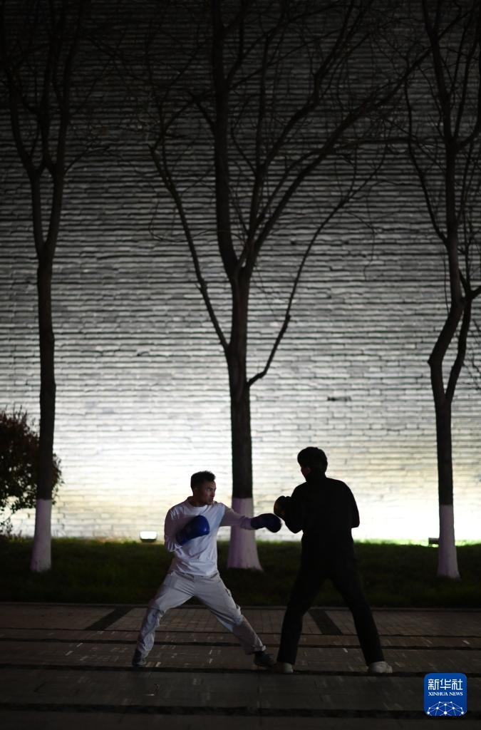 西安古城墙下涌动体育春潮 西安古城墙下涌动体育春潮