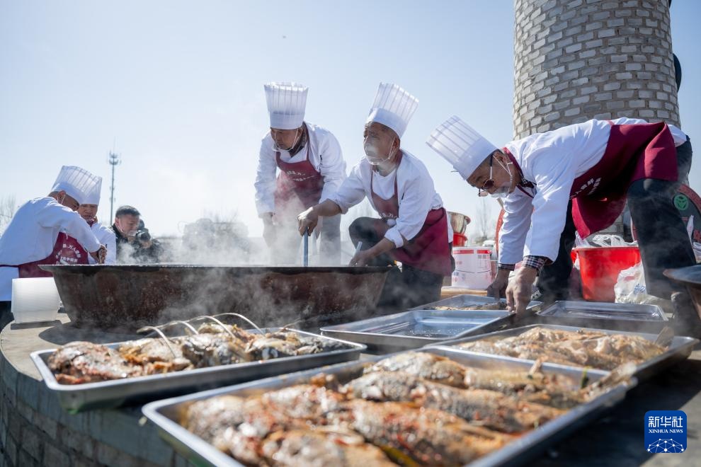 内蒙古托克托县：黄河开河品鱼鲜