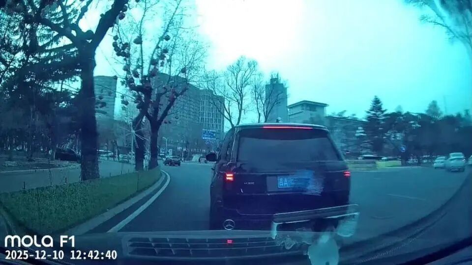 路虎1分钟8次别停奔驰致追尾,举报路虎男子称遭电话轰炸,警方通报:已刑事立案 路虎1分钟8次别停奔驰致追尾,举报路虎男子称遭电话轰炸,警方通报:已刑事立案